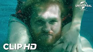 Clip - Algo ataca a Ray en la fiesta de la piscina