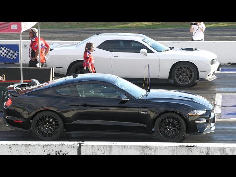 Mustang GT vs Dodge Challenger Scat Pack - muscle cars drag racing
