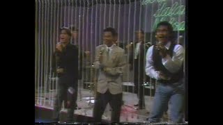 Download lagu Trio Libel Hening bernyanyi dalam Berpacu dalam Melody mp3 Download lagu Trio Libel Hening bernyanyi dalam Berpacu dalam Melody mp3