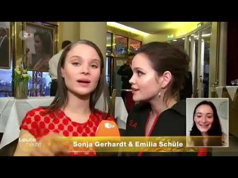 Sonja Gerhardt & Emilia Schüle's Grußbotschaft an Maria Ehrich von der Premiere