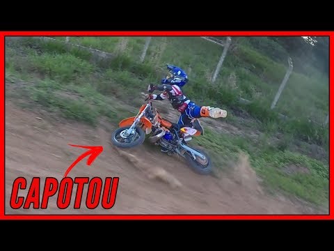 TOMBO DE MINI MOTO PULANDO A RAMPA DE MOTOCROSS  😱