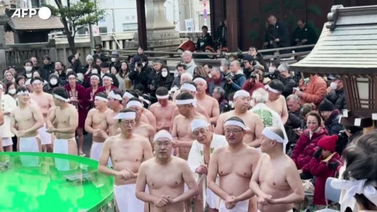 Tokyo, fedeli celebrano il Kanchu Misogi, l'antica cerimonia di purificazione in acqua ghiacciata
