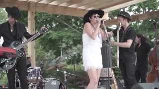 Twin Danger at Carolyn’s Sakonnet Vineyard | ALEX AND ANI