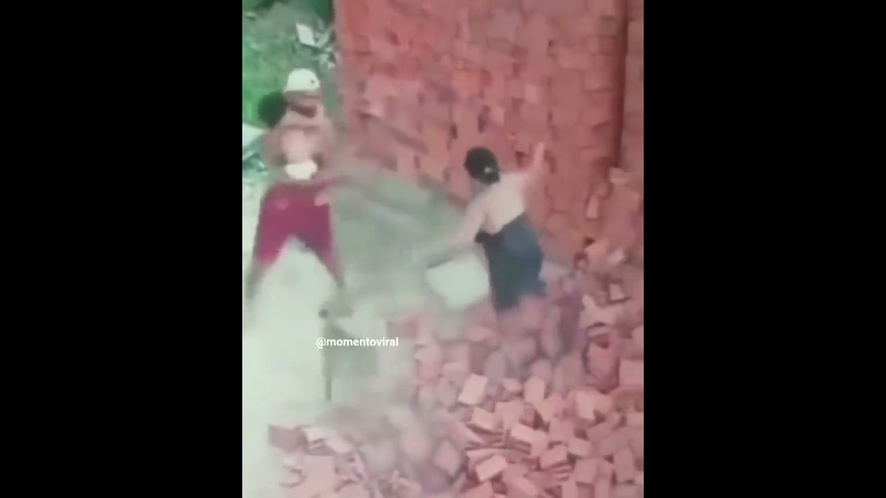 Watch Now HEROÍNA! MÃE PROTEGE FILHO, APÓS PILHA DE TIJOLOS CAÍREM SOBRE ELES HEROÍNA! MÃE PROTEGE FILHO, APÓS PILHA DE TIJOLOS CAÍREM SOBRE ELES