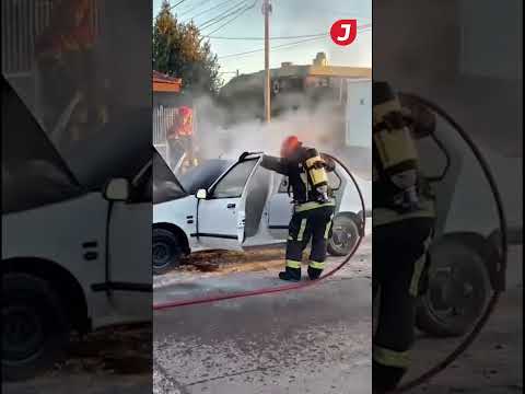 JORNADA MEDIOS - Rawson: Se incendió un auto mientras circulaba