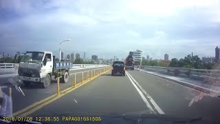 汽車變換車道務必要打方向燈！