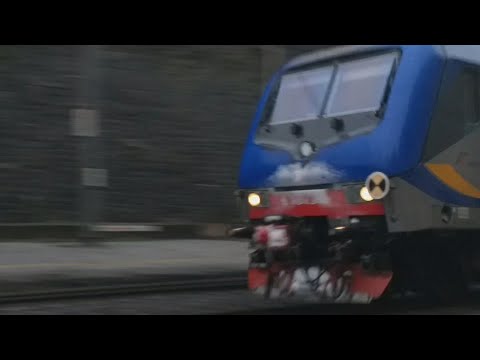 E464 540 Uic-x con neve sul muso loco,Transito treno regionale veloce,Mignanego pioggia e nevischio