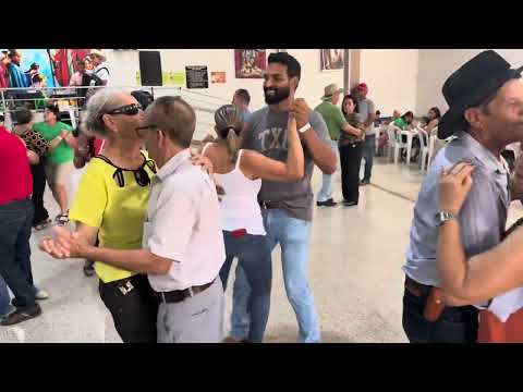 FORROZINHO ANIMADO EM JOÃO PINHEIRO MG. #piseiro #dancarinos #danca #forródequalidade 