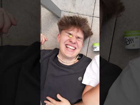 Ein HEYYY Gum nur mit Mimik in den Mund kriegen? Ein Kinderspiel für Moritz und Sven😎