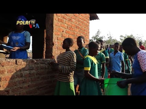 VOA - PEMBERIAN MAKAN BAGI ANAK SEKOLAH UNTUNGKAN SISWA DAN PETANI DI MALAWI
