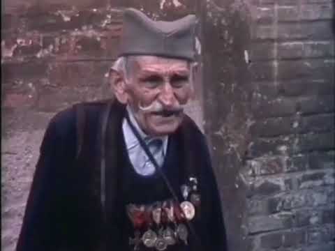 Солунац Живојин Лазић испред ћелије Гаврила Принципа у Терезину, мај 1986.