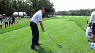preview picture of video 'Matt Kuchar tee shot during practice at Bethpage Black'