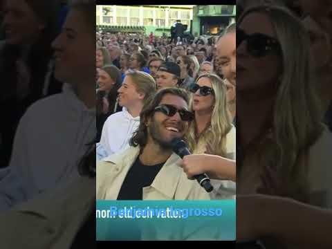 Zara Larsson räcker mikrofonen till Benjamin