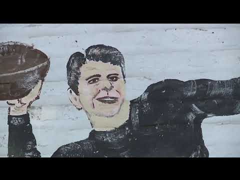 87-Year-Old Painter Helps Restore Vandalized Ronald Reagan Birthplace Mural