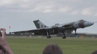 preview picture of video 'Avro Vulcan XH558 at Waddington 2nd July 2011'