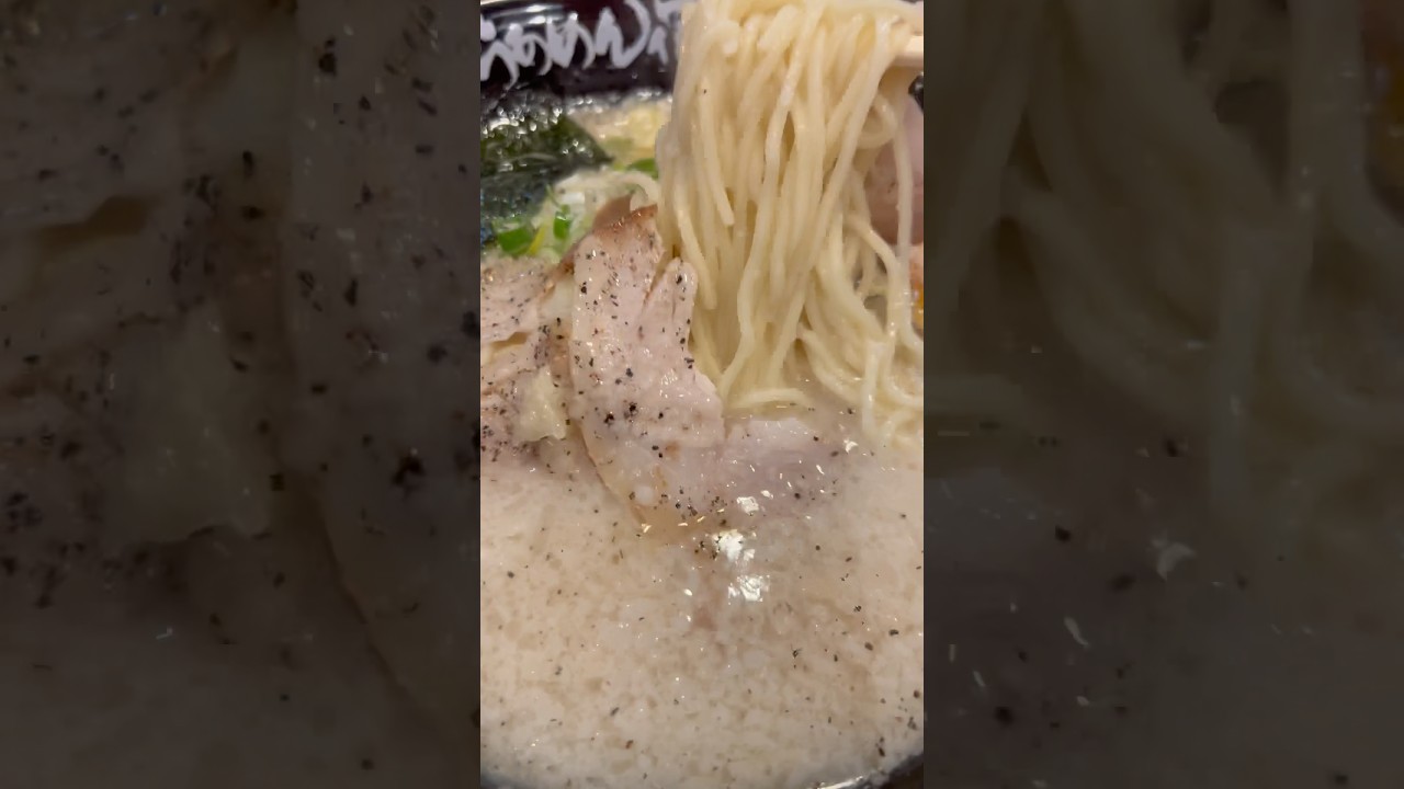 【埼玉ラーメン】嵐げんこつらぁめん塩味太麺ににんにく3個追加でコショウぶっかけますっ🍜何度も通うラーメン屋　らあめん花月嵐 川口本町店