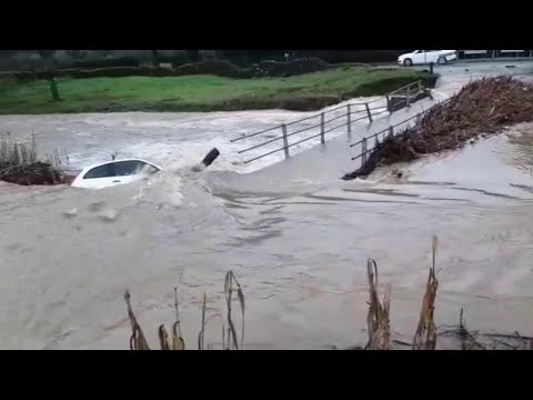 Pistoia, auto travolta dalla piena: i due passeggeri si salvano