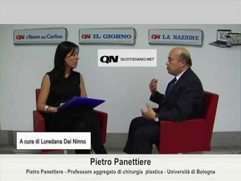 La maschera di un orso per attingere una faccia Macinatura di laser a persone in clinica di Paramonovo