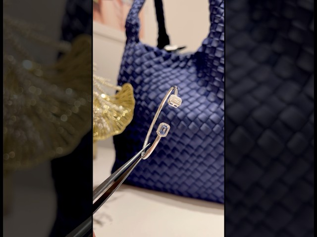 Vídeo relacionado con Crystalline Azuria Mujer 18ct Chapado en Oro Blanco Zafiro simulado Azul Zirconia Redondo Juego de joyas Collar Pendientes Pulsera