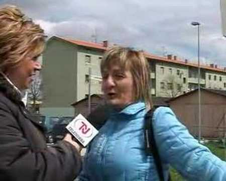 Donna appesa alla sbarra del passaggio a livello