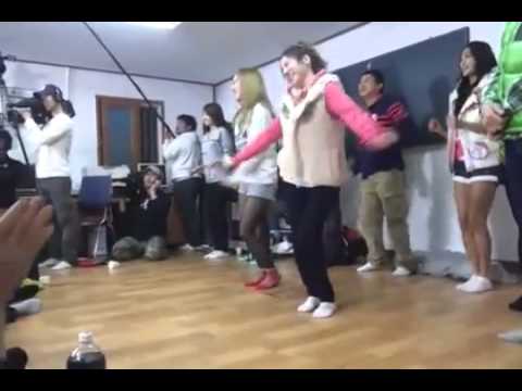 111019 SNSD Sunny   Hyoyeon dancing to GEE @ IY2