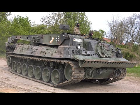 4K Bundeswehr Manöver Wettiner Heide Bergepanzer setzt mittels Faltschwimmbrücke über die Elbe NATO