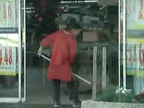 Putzfrau vs. Schiebetür