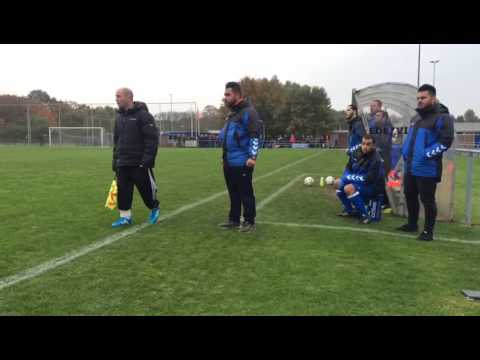 derby Ede/Victoria-Fortissimo, nieuwe trainer Ede/Victoria Edinç Baris Kadioglu geeft aanwijzingen.