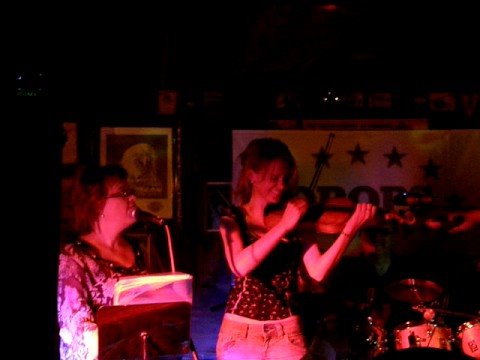 Irenka hraje na housle v Alabamě