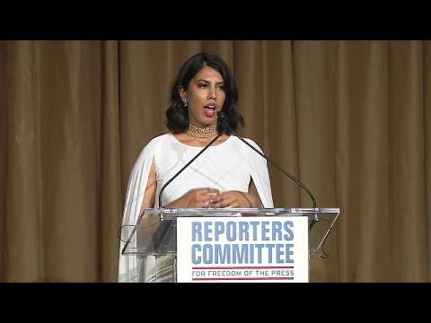 Nabiha Syed accepts 2018 Freedom of the Press Rising Star Award