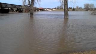 preview picture of video 'GRAND forks red river flooding the greenway'