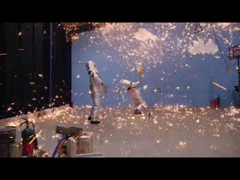 Slamming molten iron with a shovel 😲😳