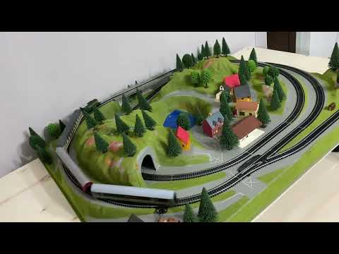 Treno passeggeri  in transito trainato da locomotore Diesel da manovra 261 0004 Lima .