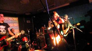 Chixdiggit! "I Wanna Hump You" live @Crossbonefest 2014 (BE)