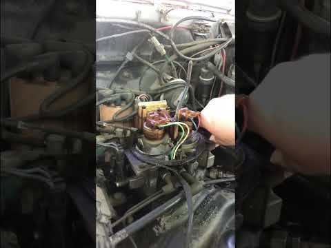 1987 Chevrolet Squarebody TBI injection system WoW that is cool.