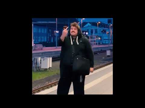 Breaking News !!  Drachenlord Schlägerei am Bahnhof Würzburg 28.03.2023  Polizei führt Bumsdi ab !!!