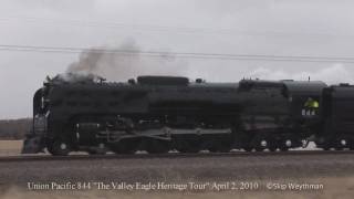 preview picture of video 'UP 844 meets a  6 engine westbound at 60mph on the Valley Eagle'