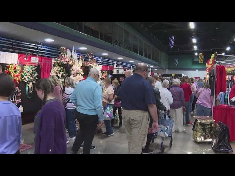 It's the official kickoff to the holiday season in the Triad as the holiday market returns to Greens