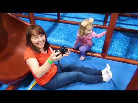 MĂMICA SE JOACĂ LA TERENUL DE JOACĂ