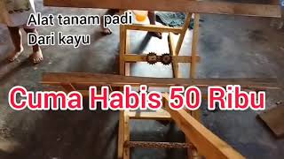 Download lagu Alat Tanam Padi Dari Kayu Habis Cuma 50 Ribu. mp3