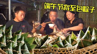 The Dragon Boat Festival is approaching  the family sits together to make rice dumplings. It's a wo