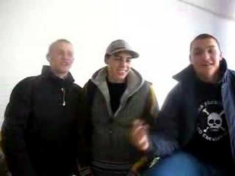 3 Verrückte performen "Gustav" von Bully Parade