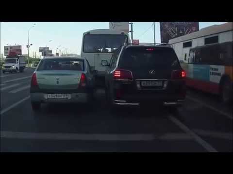 Zuchwały kierowca na drodze w Rosji