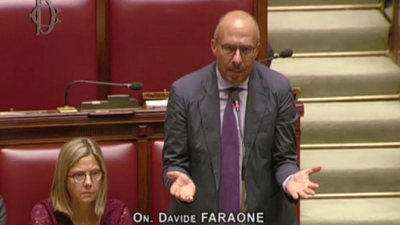 Dibattito interrotto da ingresso Ministra Roccella in Aula, l'applauso alla Camera