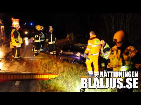 Bil voltade på länsväg 800 vid Sillekrog - fyra till sjukhus