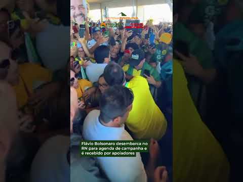 Flávio Bolsonaro desembarca no RN para agenda de campanha e é recebido por apoiadores