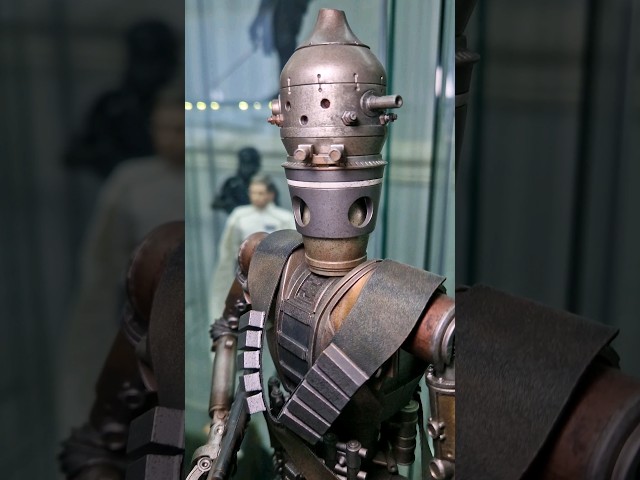 Vídeo relacionado con Star Wars The Mandalorian IG 11 Droid Poster Camiseta