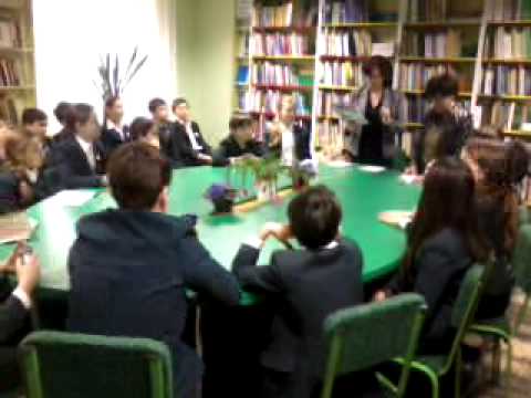 Bibliotecara Zinaida Ambroci cu un mesaj de felicitare pentru scriitoarea Teodora Rotaru