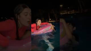 Caiu na  piscina
