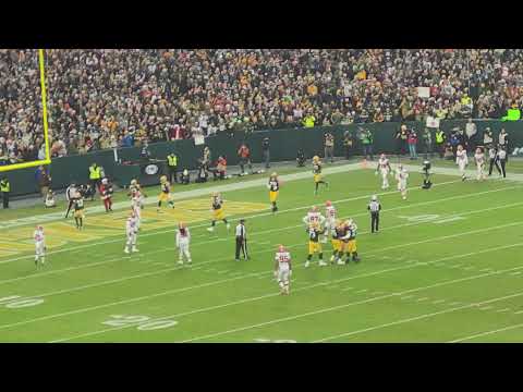 Aaron Rodgers breaks Brett Favre's Record